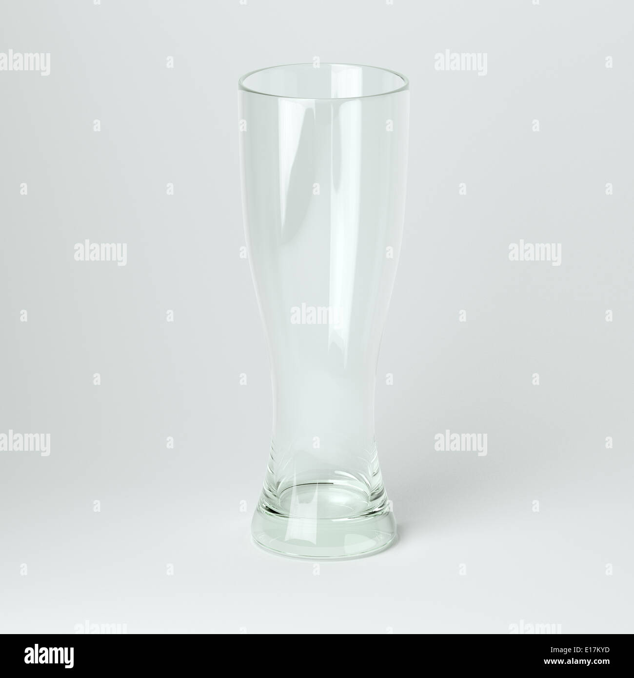 Cocktail o un bicchiere di birra su sfondo bianco Foto Stock