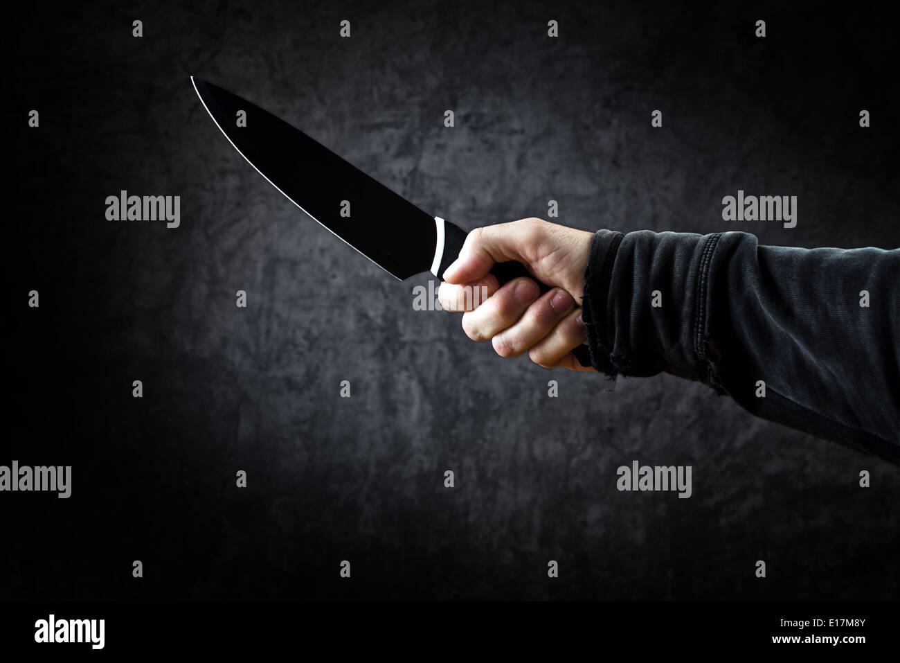 Uomo malvagio con coltello lucido - un killer di persona con coltello affilato circa a commettere un omicidio, omicidio scenario. Foto Stock