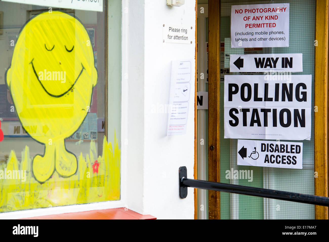 Il voto è in corso presso il seggio in una scuola materna a Wandsworth. Northcote Road, Londra, Regno Unito il 22 maggio 2014. Foto Stock