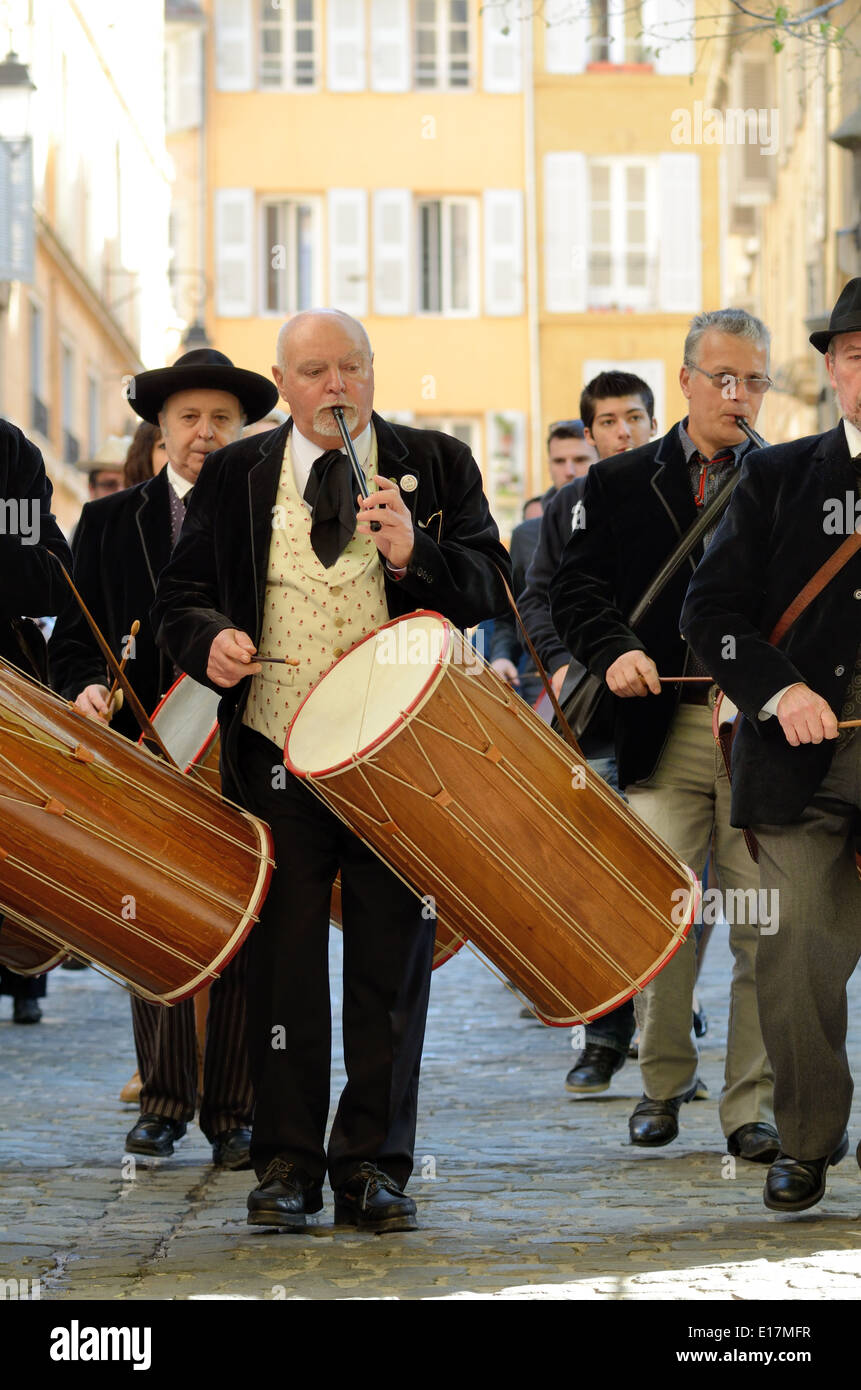 Il provenzale musicisti batteristi o riproduzione di tamburi provenzale noto come Tambourins Aix-en-Provence Provence Francia Foto Stock