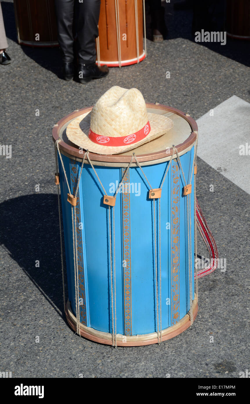 Blu provenzale Drum & cappello di paglia al Music Festival di Aix-en-Provence Provence Francia Foto Stock