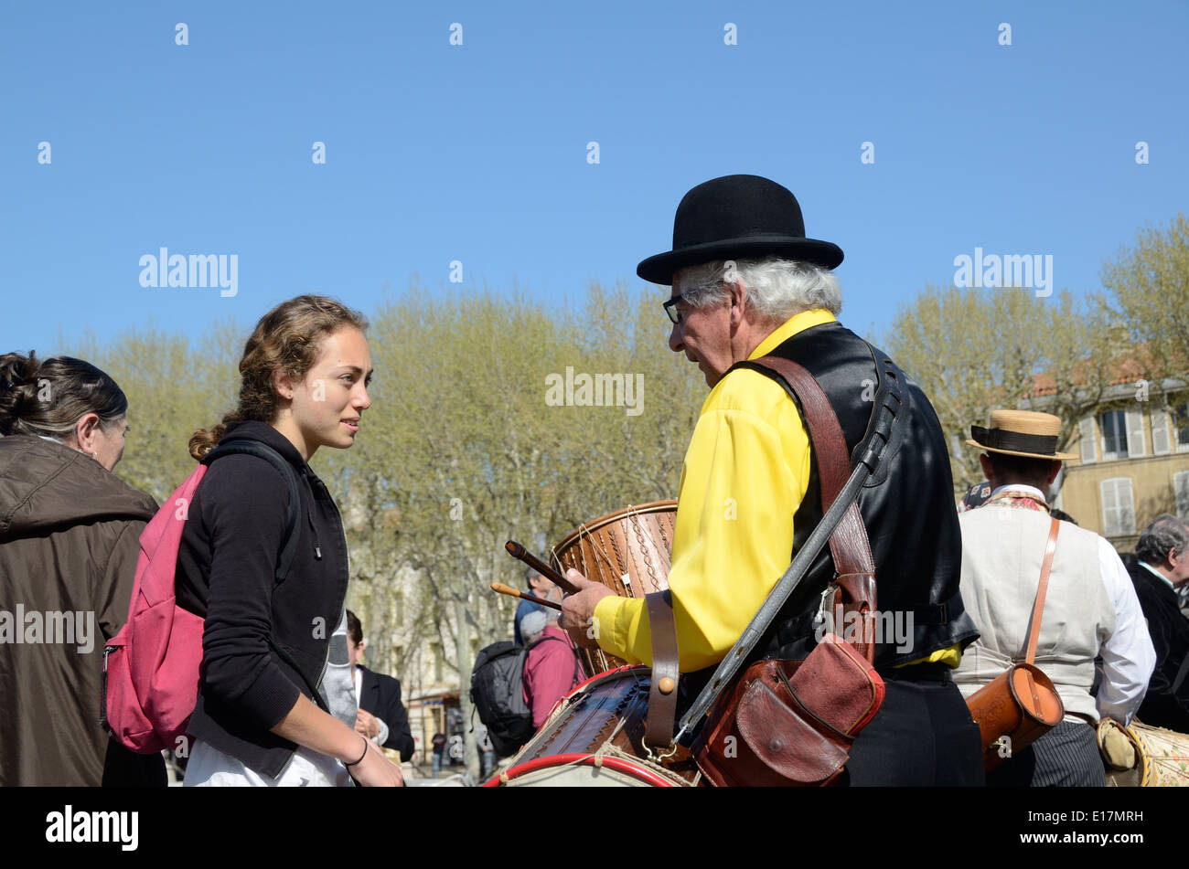 Giovani e vecchi Provençaux o due generazioni del popolo francese in chat o parlando a Music Festival di Aix-en-Provence Provence Francia Foto Stock