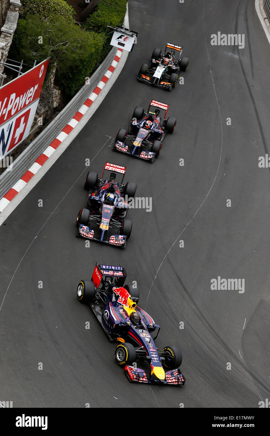 Monte Carlo, Monaco. 25 Maggio, 2014. Motorsports: FIA Formula One World Championship 2014, il Grand Prix di Monaco, #1 Sebastian Vettel (GER, Infiniti Red Bull Racing), #25 Jean-Eric Vergne (FRA, la Scuderia Toro Rosso), #26 Daniil Kvyat (RUS, Scuderia Toro Rosso), Credit: dpa picture alliance/Alamy Live News Foto Stock