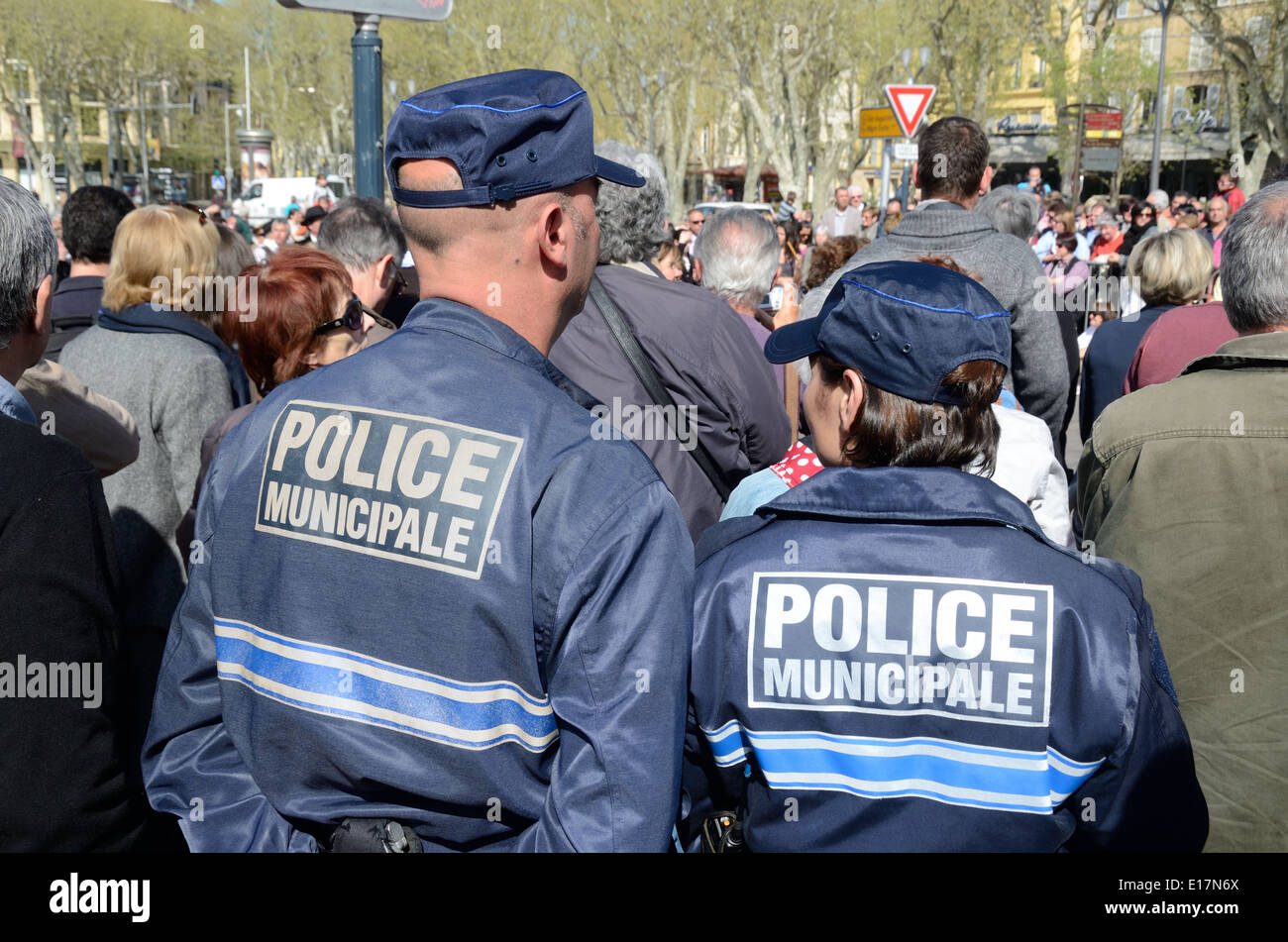 Il francese la polizia municipale vigore mescolandosi con una folla di Aix-en-Provence Francia Foto Stock