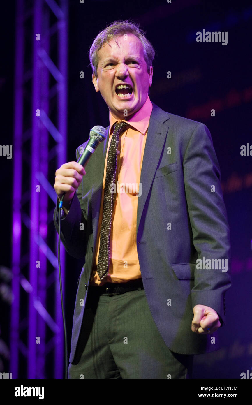 Stand up comedian Frank Skinner eseguendo il suo one man show a Hay Festival 2014 ©Jeff Morgan Foto Stock