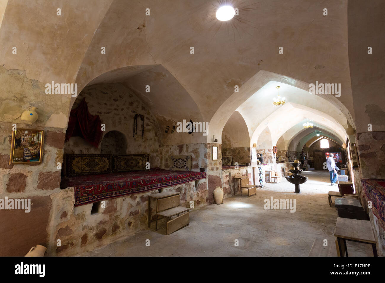Cool intonaco bianco all'interno di una parte restaurata caravanserai sulla frontiera tra Iran e Azerbaigian Foto Stock