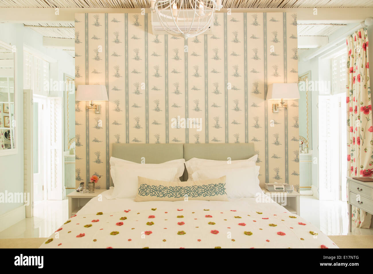 La camera da letto di lusso con uno sfondo Foto Stock