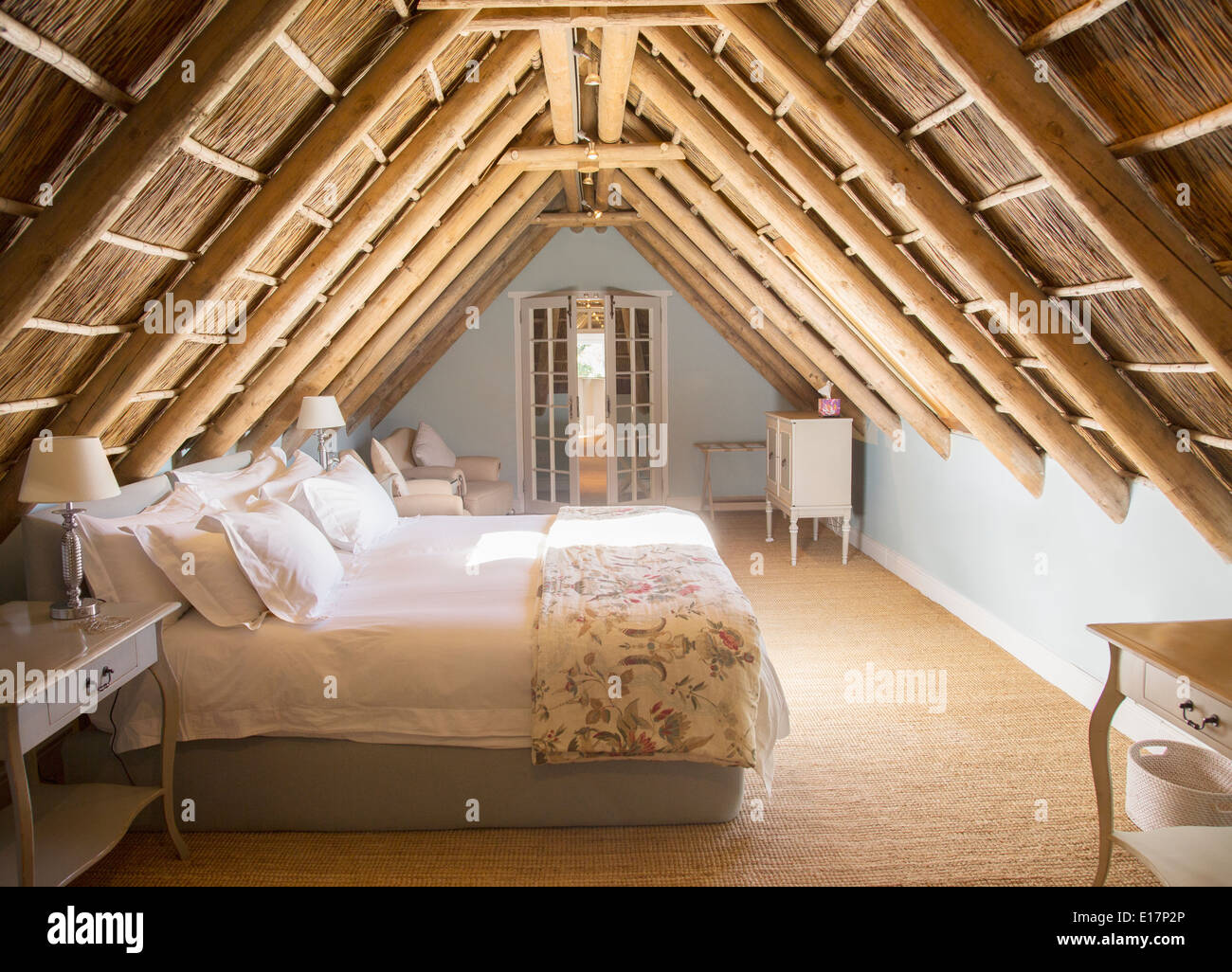Soleggiato attico di lusso Camera da letto Foto Stock