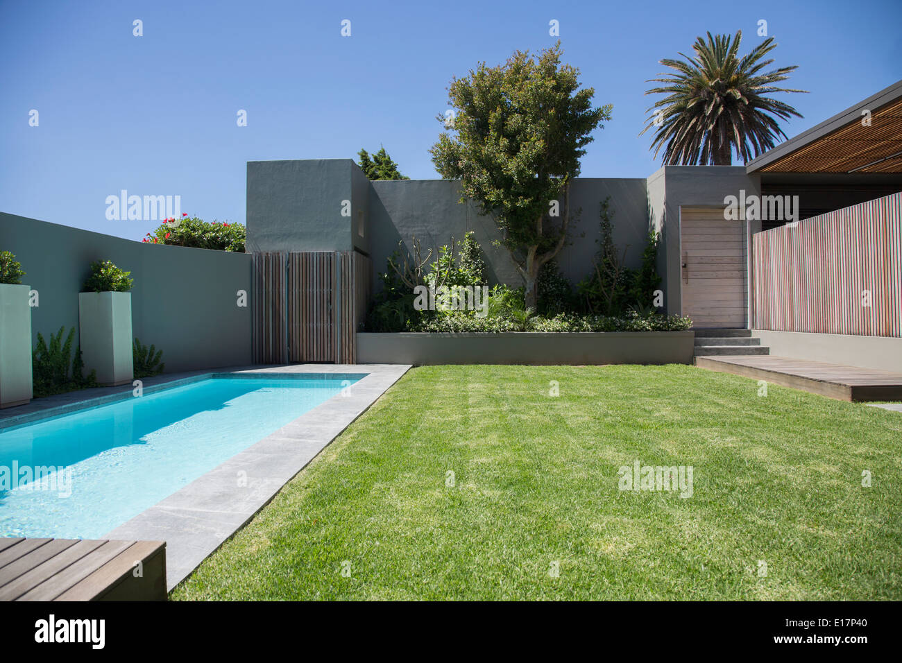 Moderna piscina giro in cortile Foto Stock