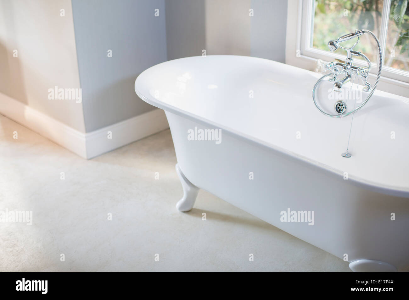 Artiglio piedi vasca nella stanza da bagno di lusso Foto Stock