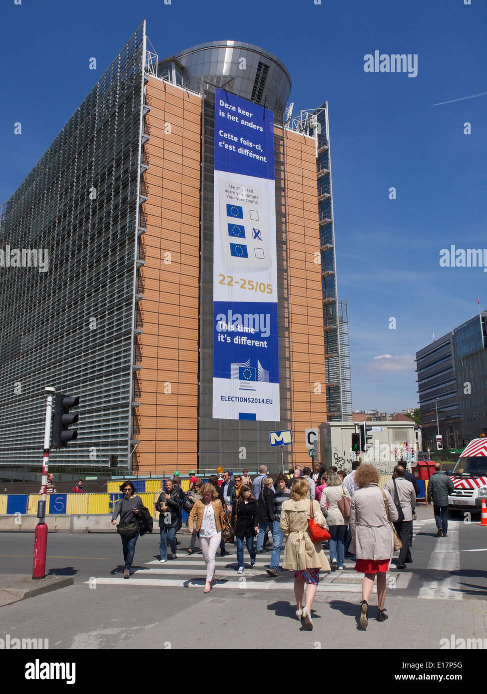 Europea Berlaymont edificio della Commissione a Bruxelles in Belgio con molte persone Foto Stock