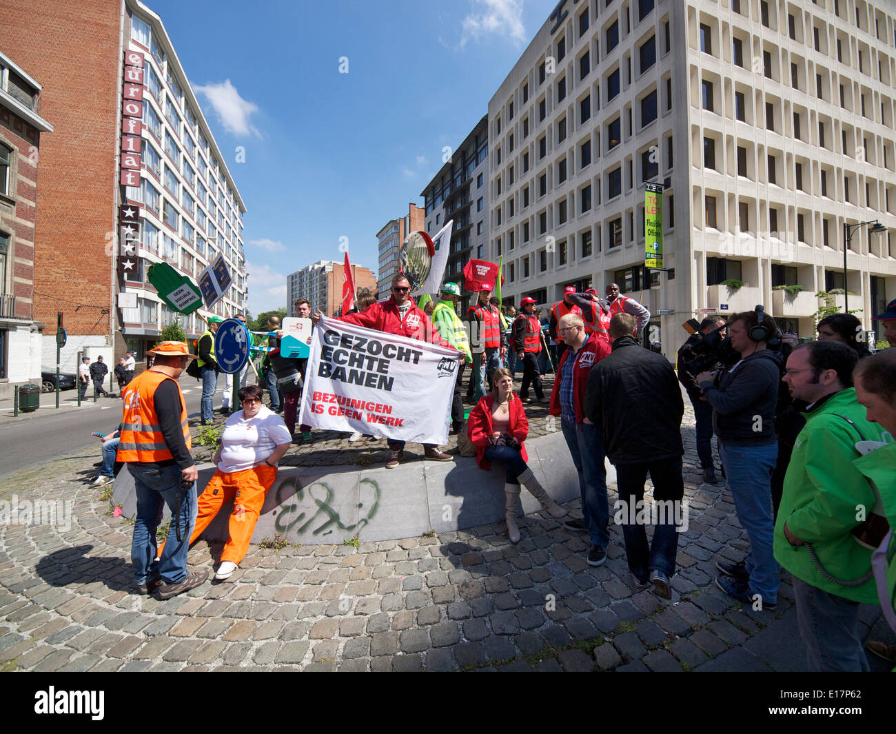La protesta di piccole dimensioni su una rotatoria presso la Commissione europea di Bruxelles in Belgio di posti di lavoro ha voluto firmare in lingua olandese Foto Stock
