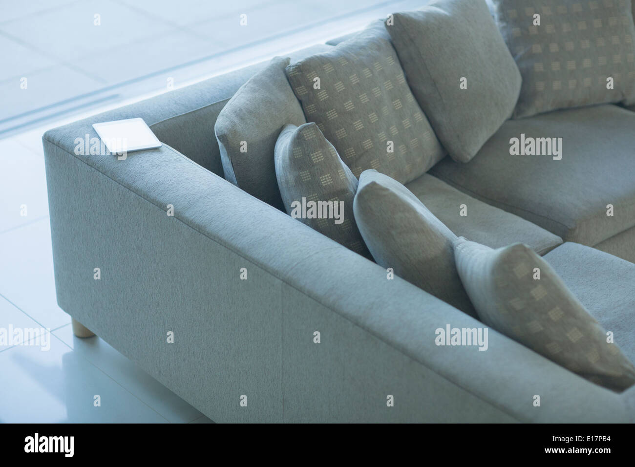 Tavoletta digitale sul divano componibile Foto Stock