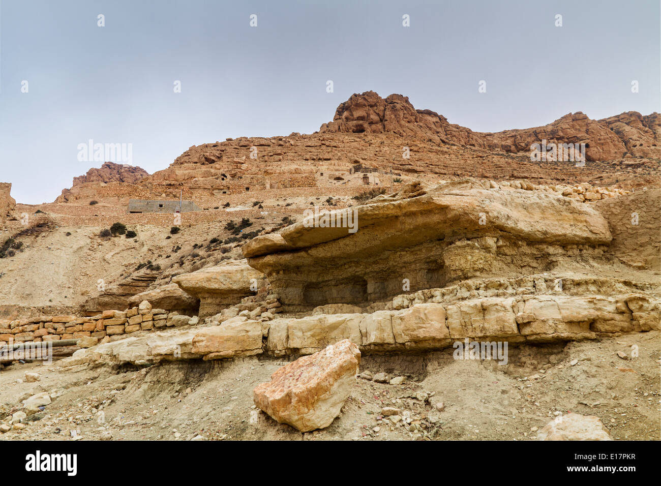 Montagna villaggio Berbero di Chenini, abitazioni troglodite Foto Stock