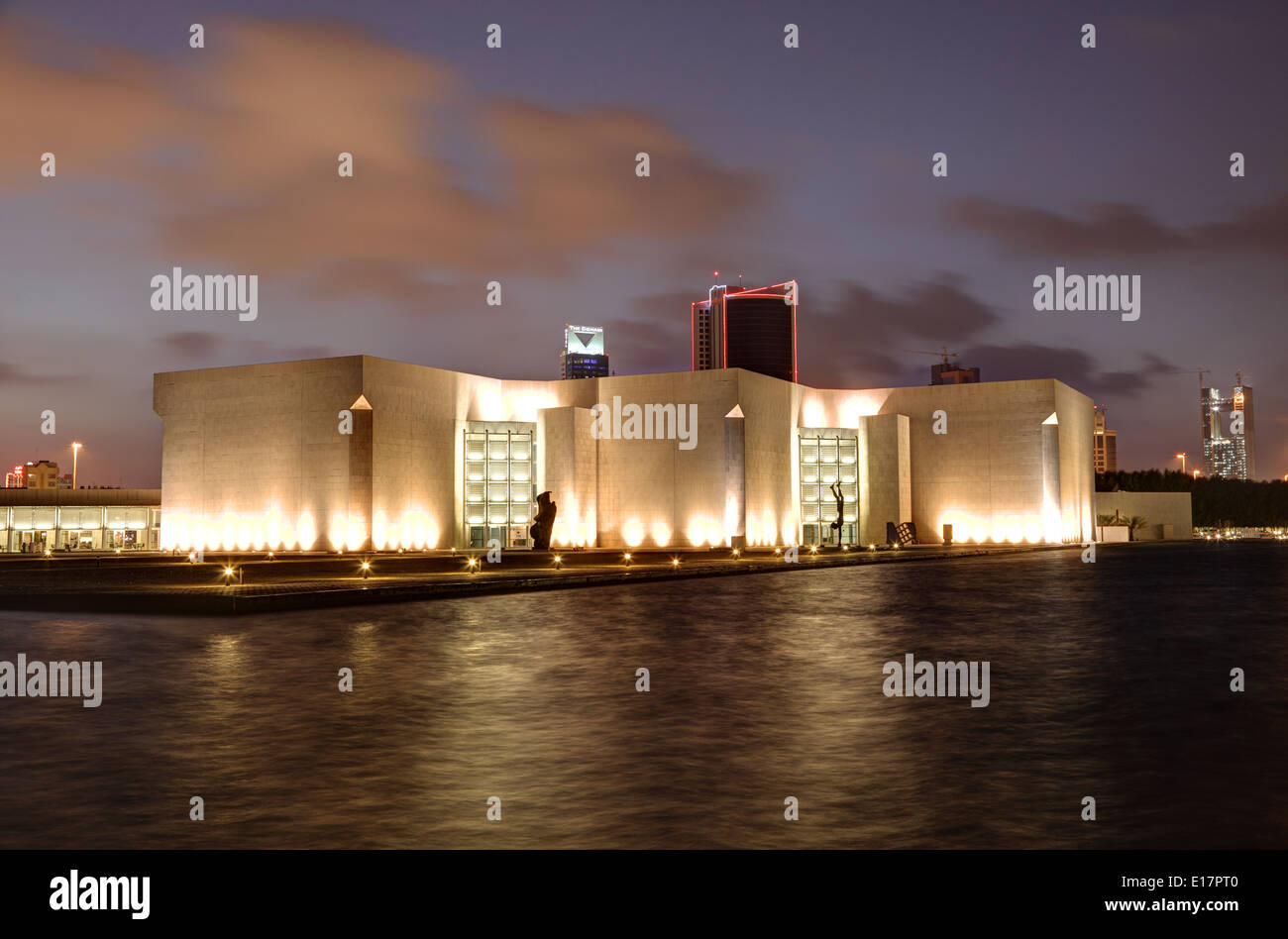 Il Museo Nazionale del Bahrain illuminata di notte. Manama, Bahrein, Medio Oriente Foto Stock