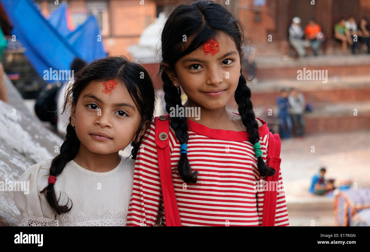 Due giovani ragazze che posano per una foto a Durbar Square Foto Stock