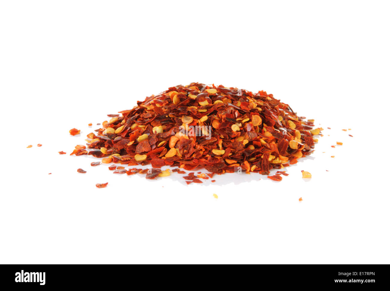 Pila di peperoncino rosso su sfondo bianco Foto Stock
