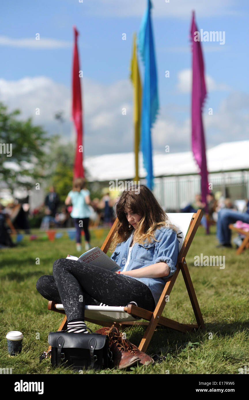 Hay on Wye, Wales UK, BANK HOLIDAY lunedì 26 maggio 2014 persone relax nel caldo e soleggiato Bank Holiday meteo il quinto giorno del 2014 Daily Telegraph Hay Festival della Letteratura, Wales UK Credit: keith morris/Alamy Live News Foto Stock