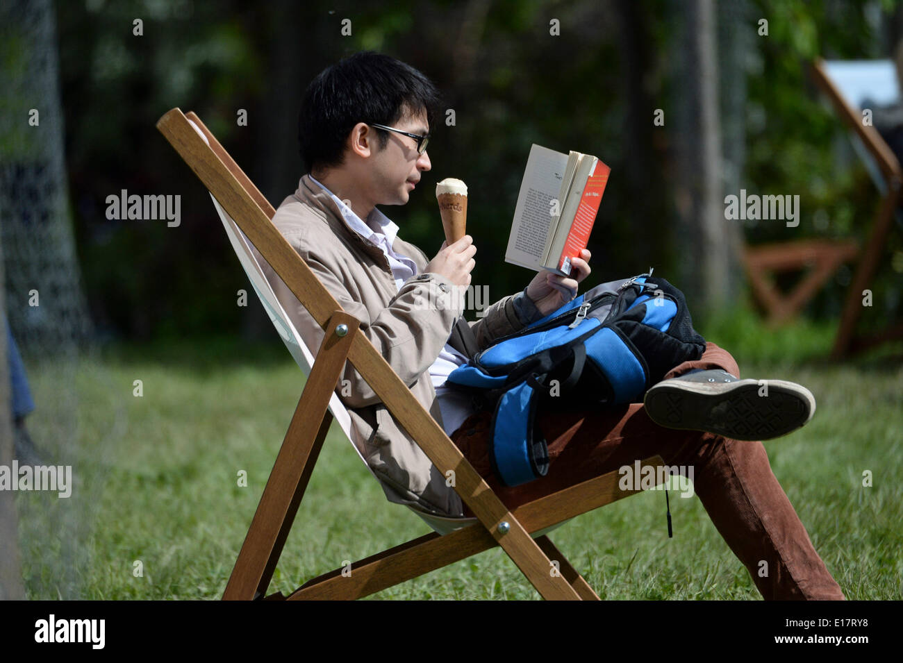 Hay on Wye, Wales UK, BANK HOLIDAY lunedì 26 maggio 2014 persone relax nel caldo e soleggiato Bank Holiday meteo il quinto giorno del 2014 Daily Telegraph Hay Festival della Letteratura, Wales UK Credit: keith morris/Alamy Live News Foto Stock