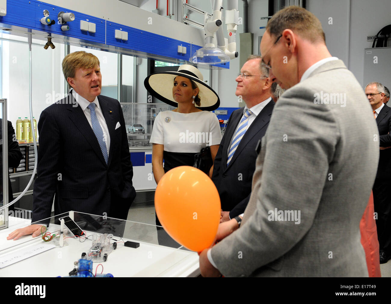 Oldenburg (Germania). 26 Maggio, 2014. Dutch King Willem-Alexander (L) e Regina Maxima parlare a bassa Sassonia Premier Stephan Weil (2-R) e capo della cella a combustibile sezione Alexander Dyck (R) come essi visitano la pecora Centro di ricerca 'Avanti dell' energia in Oldenburg, Germania, 26 maggio 2014. La coppia reale è su una due giorni di visita in Germania. Foto: INGO WAGNER/dpa/Alamy Live News Foto Stock