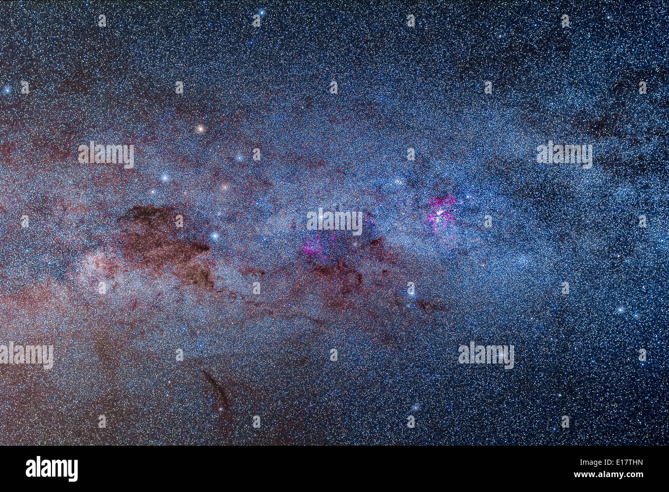 La Via Lattea attraverso carina e Crux, con il Carina Nebula a destra e la Croce del Sud a sinistra Foto Stock