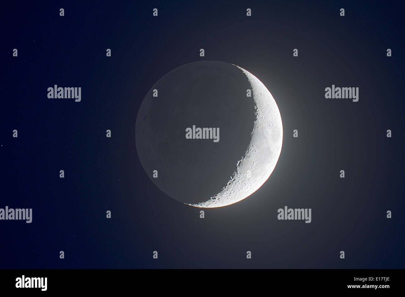 Luna crescente con Earthshine, 18 aprile 2010. Prese con 5 pollici (130 mm) Astro-Physics apo rifrattore e Canon 7D fotocamera, Foto Stock