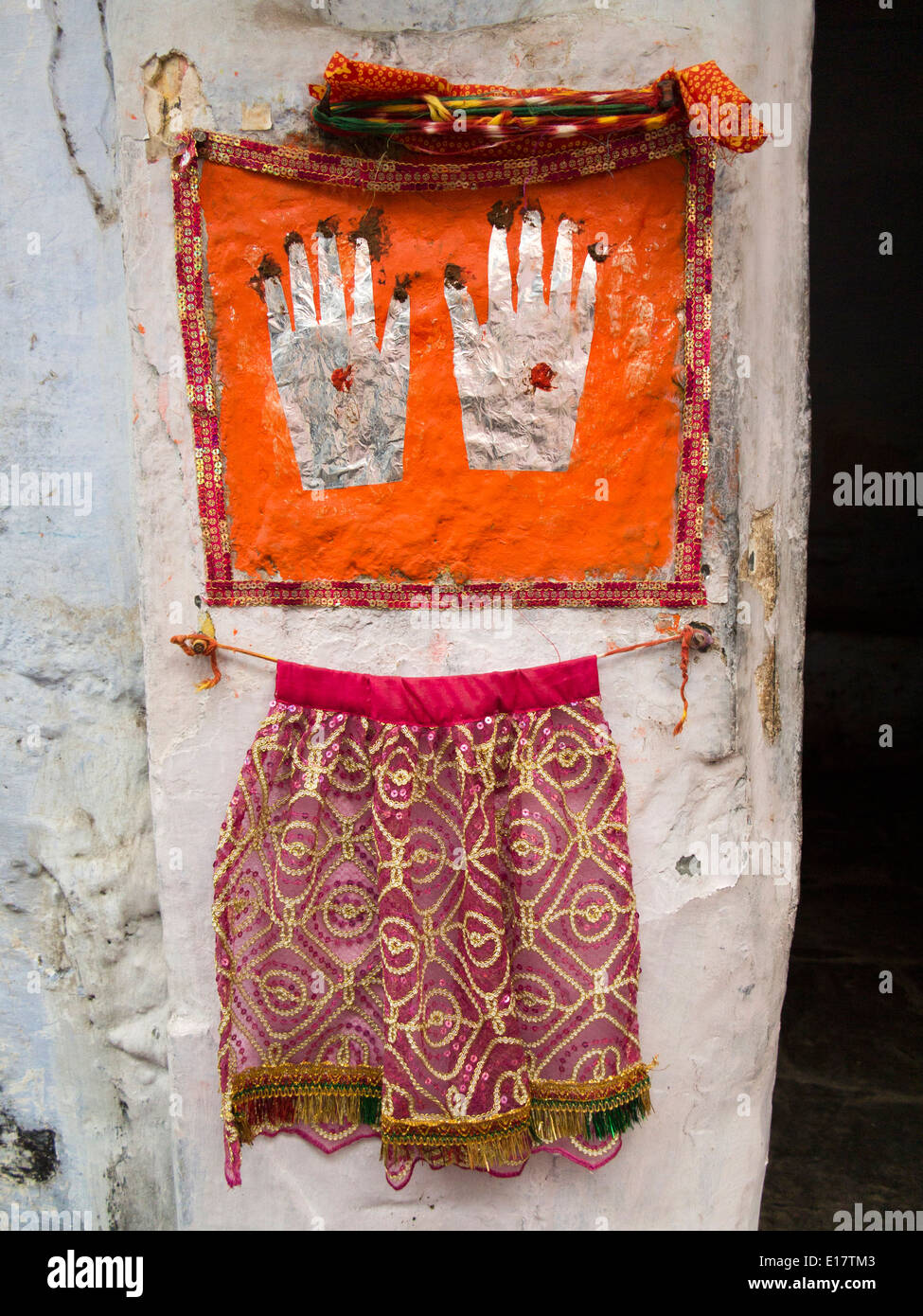 India Rajasthan, Udaipur, hamsa simboli a mano a casa porta di protezione Foto Stock