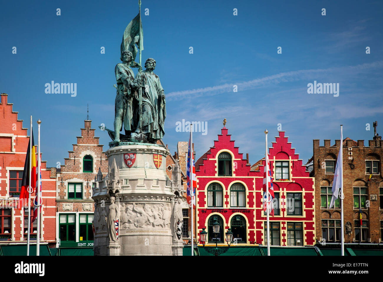 Statua di Jan Breydel e Pieter De Coninck e gli edifici della Piazza del Mercato nella città medievale di Bruges, Fiandre Occidentali, Belgio Foto Stock