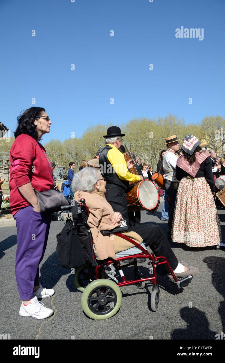 Anziani donna disabile o persona su sedia a rotelle e figlia Middle-Aged o accompagnatore presso il provenzale Music Festival di Aix-en-Provence Francia Foto Stock