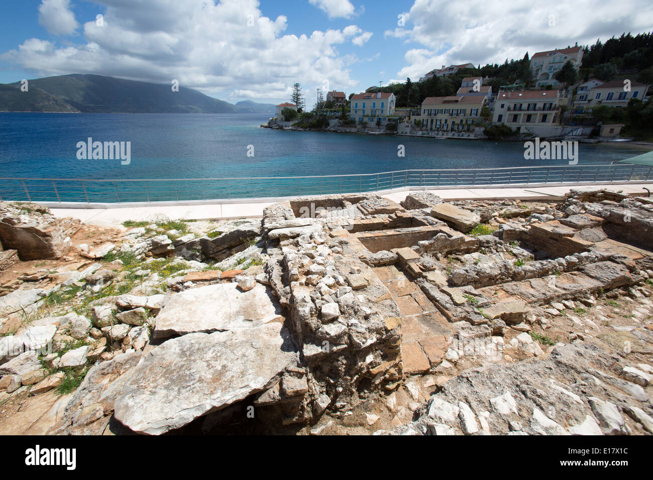 Villaggio di Fiskardo, Cefalonia. Tomba romana complesso con la periferia di Fiskardo in background. Foto Stock