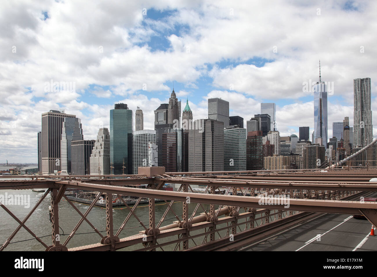 New York City architettura inferiore in vista dello skyline di Manhattan dal ponte di Brooklyn a New York, Stati Uniti d'America Foto Stock