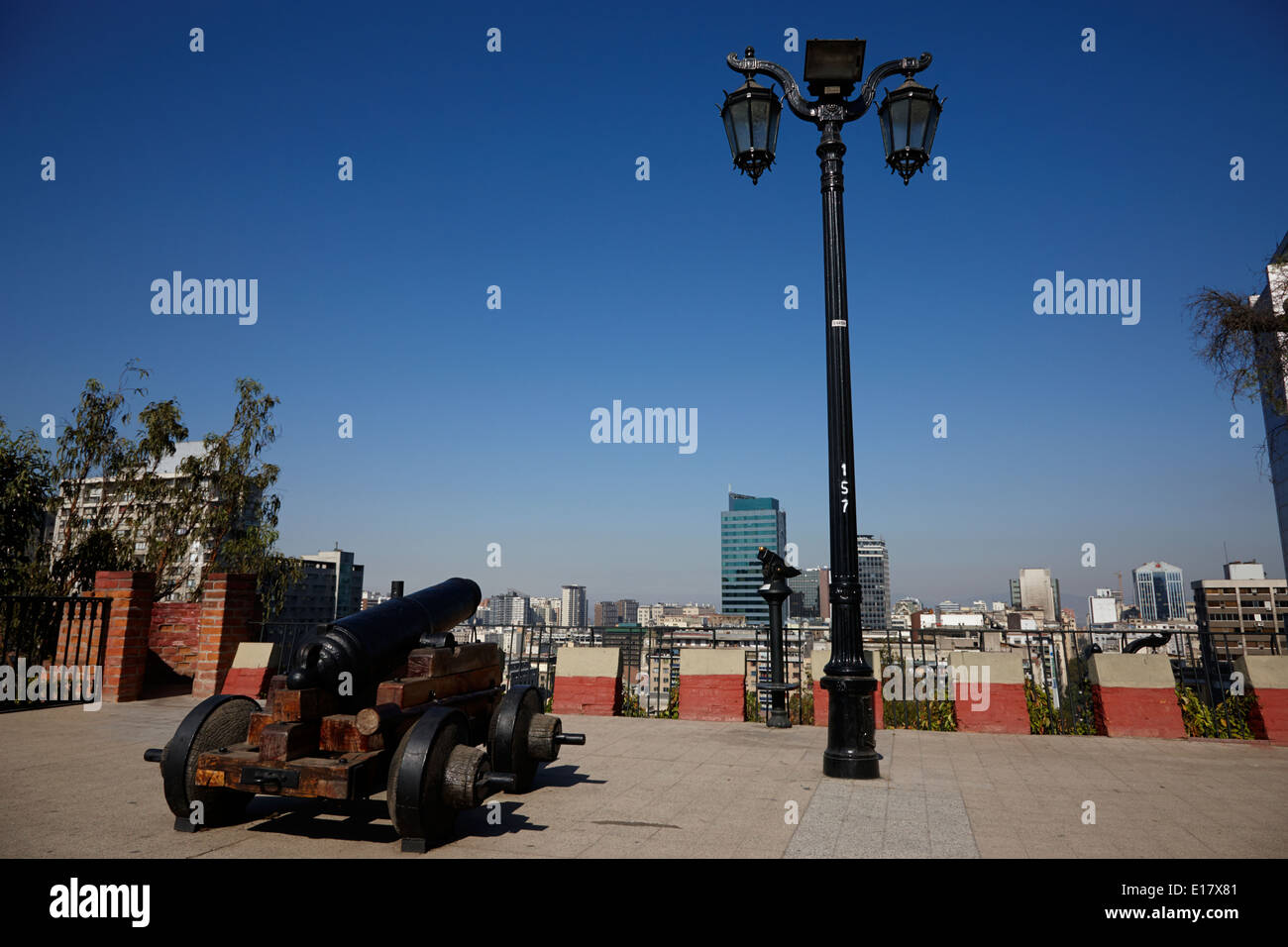 Il cannone e via la luce sulla difensiva terrazza cerro la collina di santa lucia Santiago del Cile Foto Stock