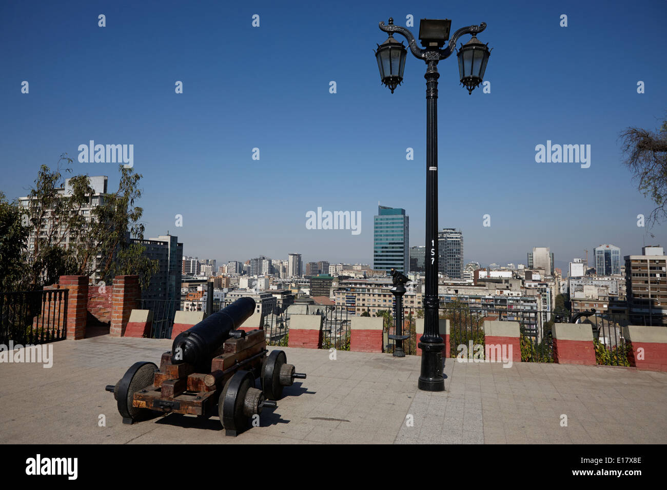 Il cannone e via la luce sulla difensiva terrazza cerro la collina di santa lucia Santiago del Cile Foto Stock