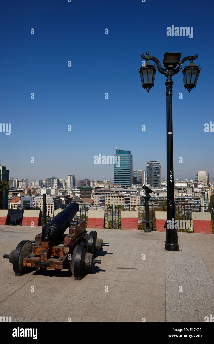Il cannone e via la luce sulla difensiva terrazza cerro la collina di santa lucia Santiago del Cile Foto Stock