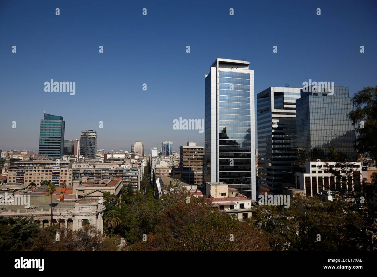 Vista del centro della città di Santiago e il quartiere finanziario dal cerro la collina di santa lucia Santiago del Cile Foto Stock