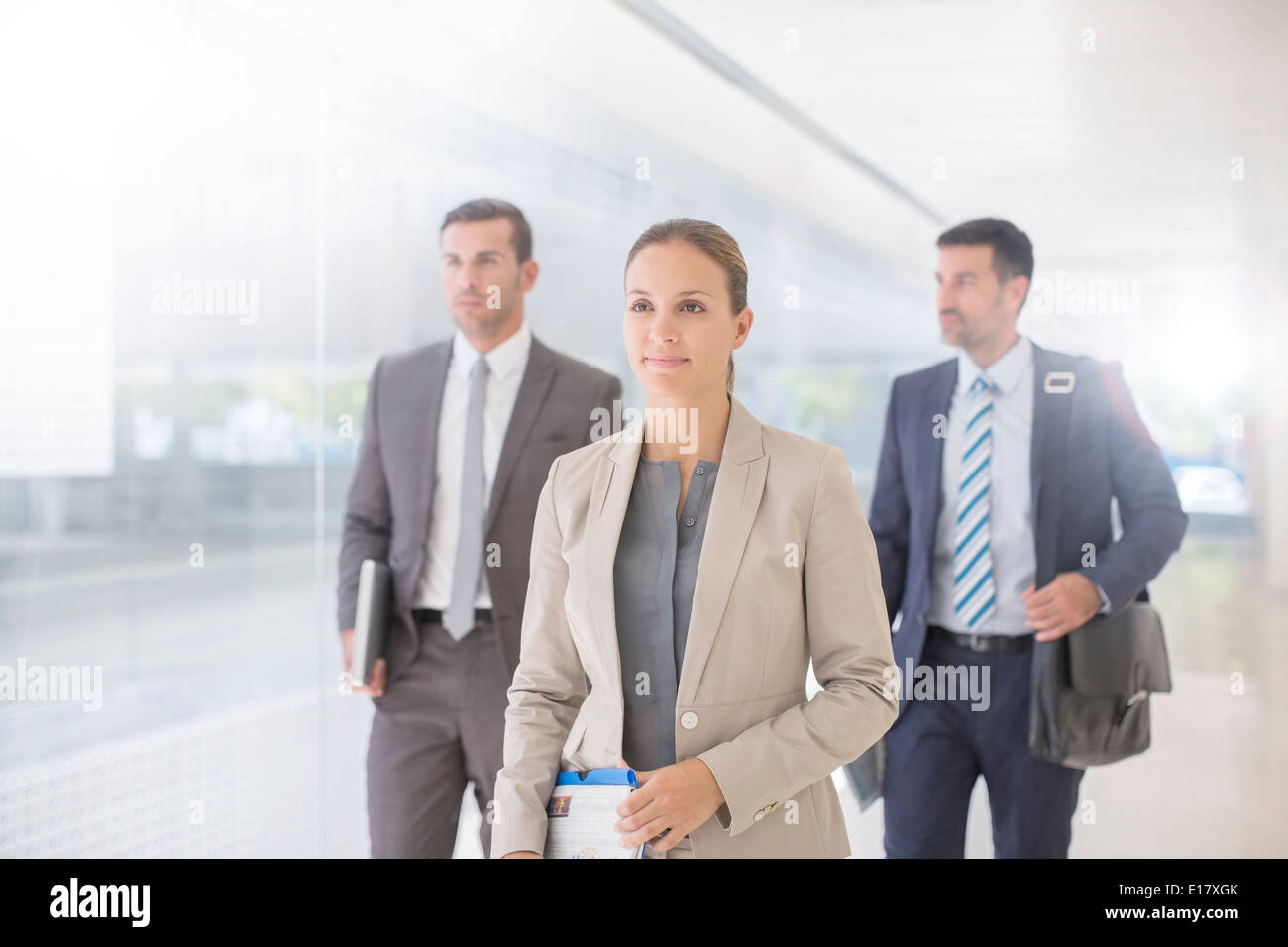 La gente di affari a piedi nel corridoio Foto Stock