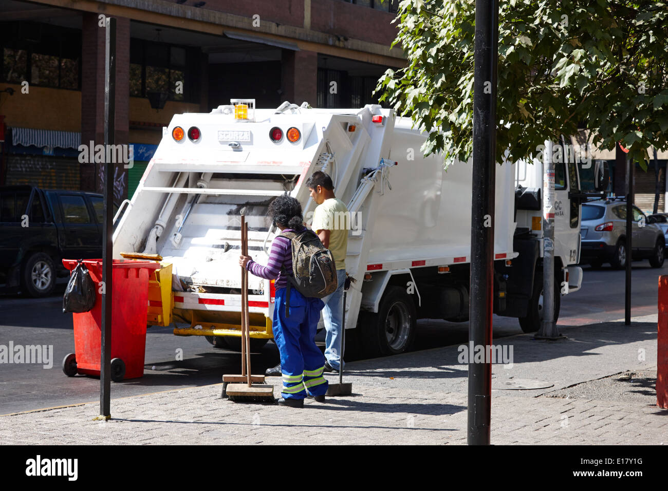 Città di lavoratori con rifiuti rifiuti camion nel centro storico di Santiago del Cile Foto Stock