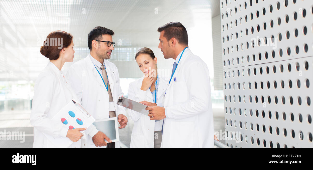 I medici a parlare nel corridoio di ospedale Foto Stock
