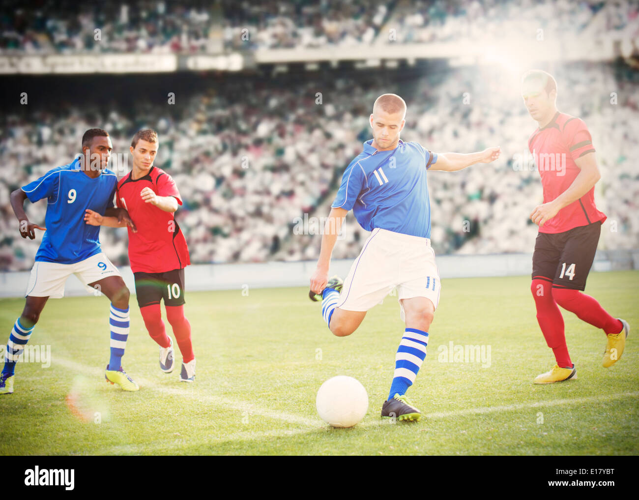 Giocatore di calcio calci palla sul campo Foto Stock