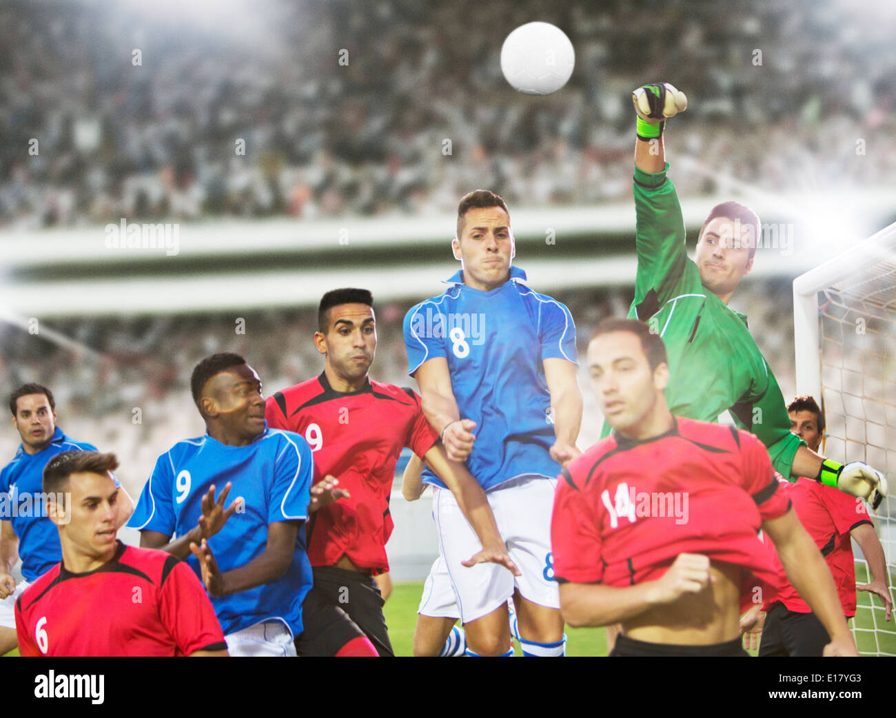 I giocatori di calcio di saltare sul campo Foto Stock I giocatori di calcio di saltare sul campo Foto Stock