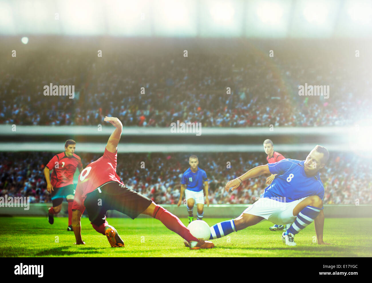 I giocatori di calcio dare calci a sfera sul campo Foto Stock