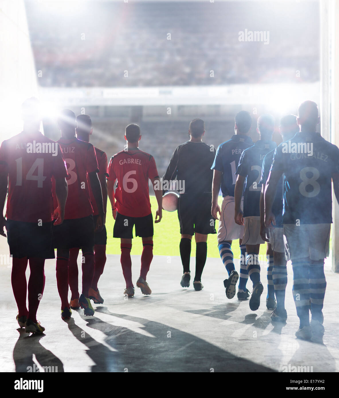 Silhouette di giocatori di calcio a piedi per campo Foto Stock