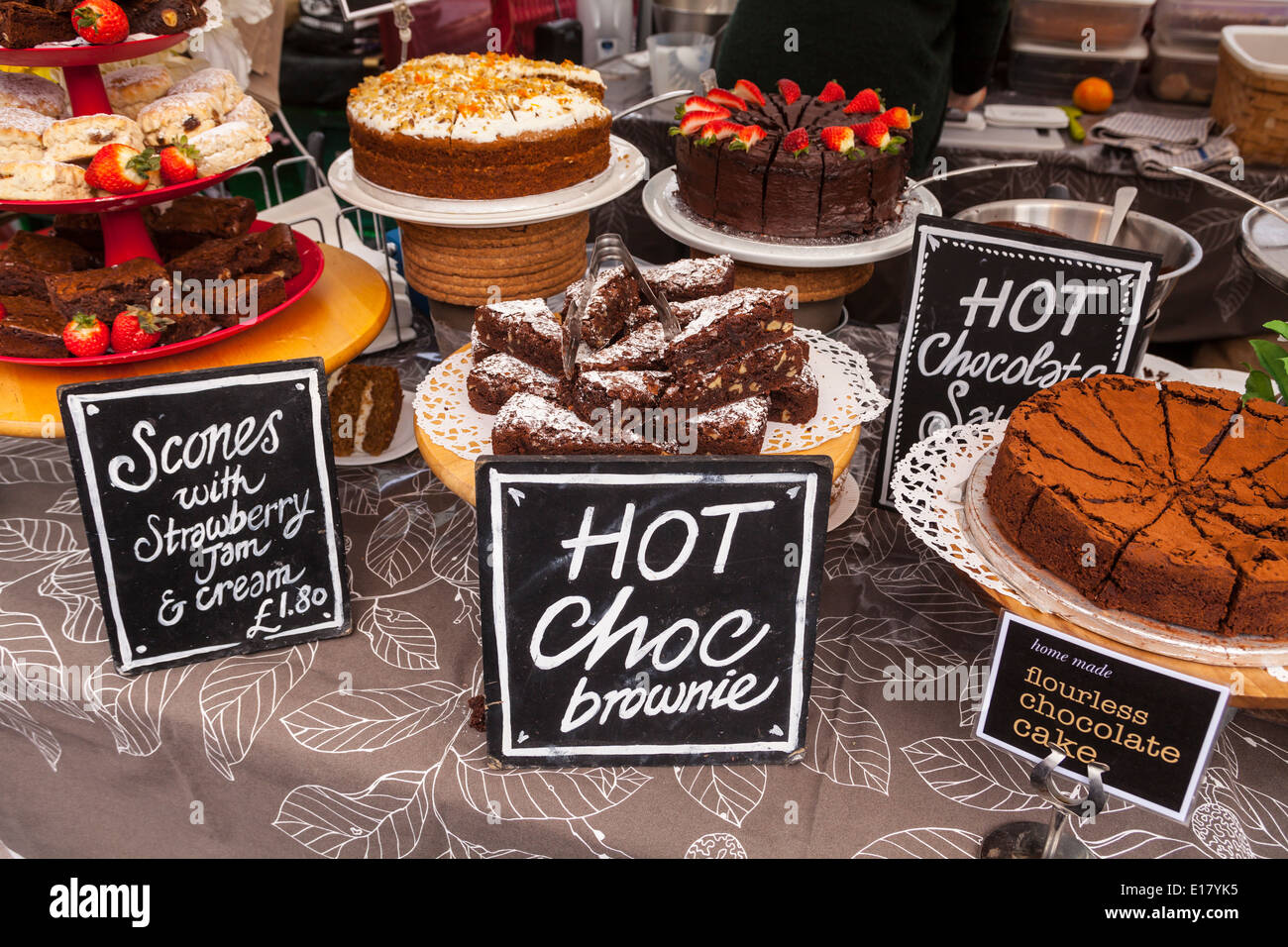 Torte fatte a mano per la vendita su uno stallo nel mercato di Camden, Londra. Foto Stock