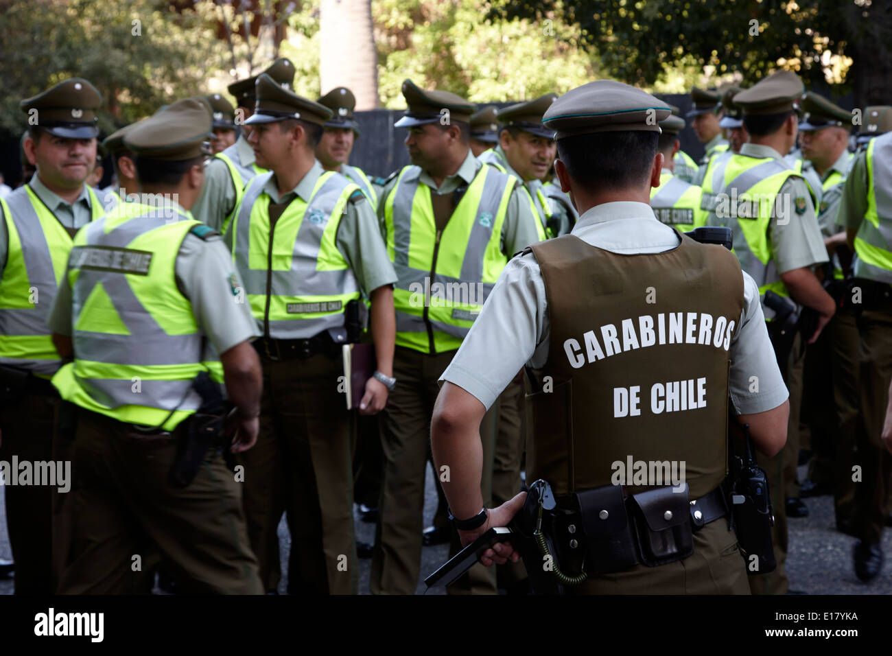 Gruppo di carabineros de chile agenti di polizia nazionali nel centro storico di Santiago del Cile Foto Stock