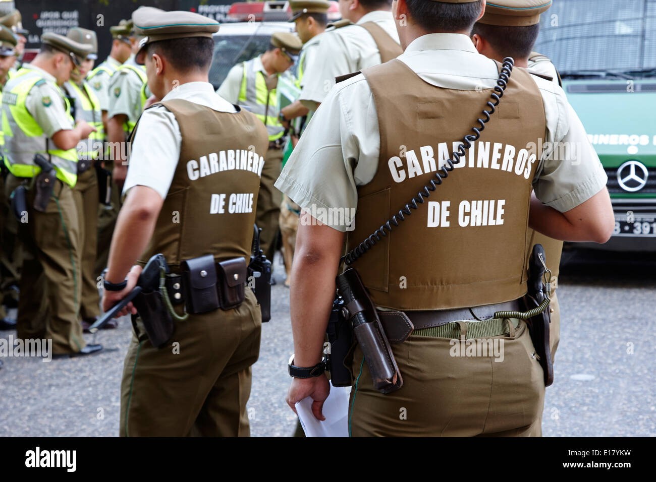 Carabineros armati de chile agenti di polizia nazionali nel centro storico di Santiago del Cile Foto Stock