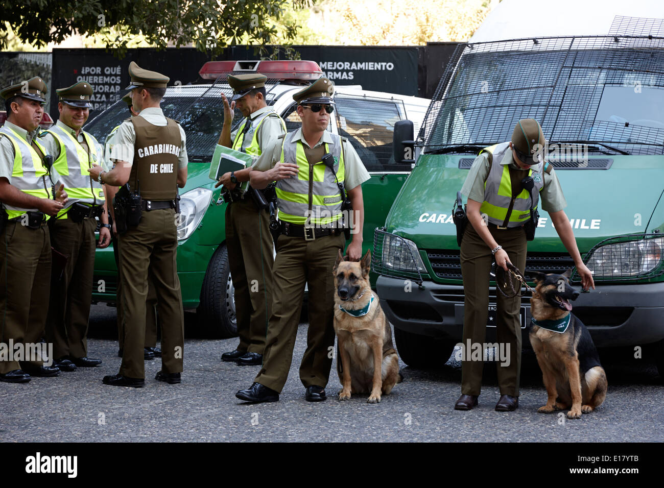 Maschio e femmina di gestori di cane carabineros de chile agenti di polizia nazionali nel centro storico di Santiago del Cile Foto Stock