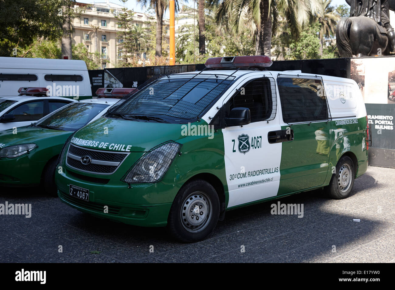 Carabineros de chile nazionali di polizia pattuglia radio riot van veicolo nel centro storico di Santiago del Cile Foto Stock