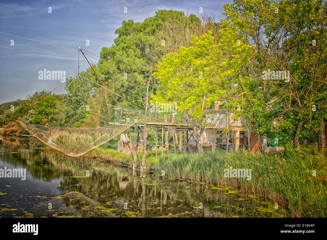 La pesca capanna sulla Pialassa della Baiona laguna salmastra vicino a Marina Romea lungo te mare Adriatico a Ravenna (Italia) Foto Stock