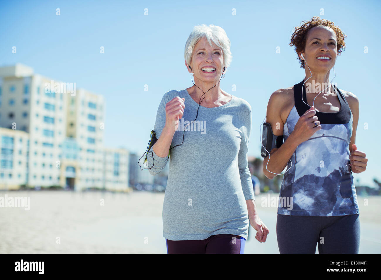 Le donne anziane jogging all'aperto Foto Stock