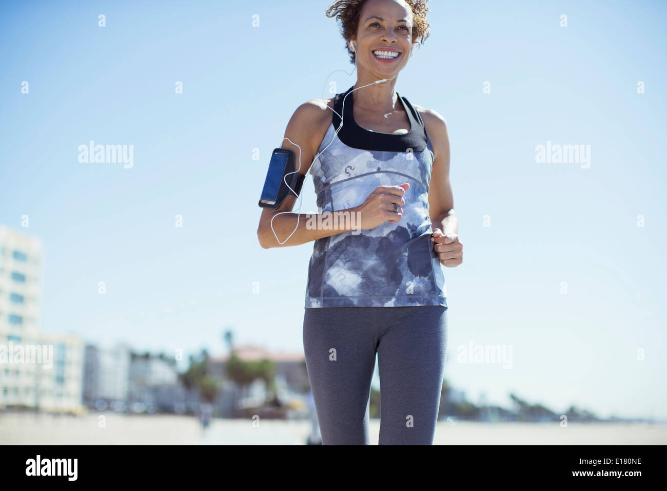 Donna jogging sulla spiaggia Foto Stock